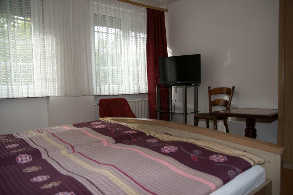 Alte Winzerschenke Hotel Bruttig-Fankel Exterior foto
